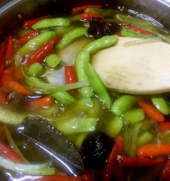 五香煮毛豆，美味清爽（用简单的方法，制作出美味爽口的毛豆佳肴）-第1张图片-美味行家
