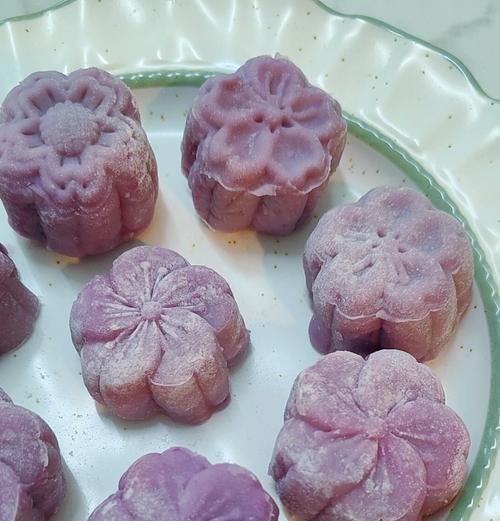 紫薯味冰皮月饼制作方法（品尝秋之美——手工制作紫薯味冰皮月饼）-第1张图片-美味行家