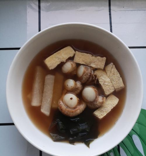 味增汤的做法详解（一口暖心的日式味道，家中也能简单自制）-第1张图片-美味行家