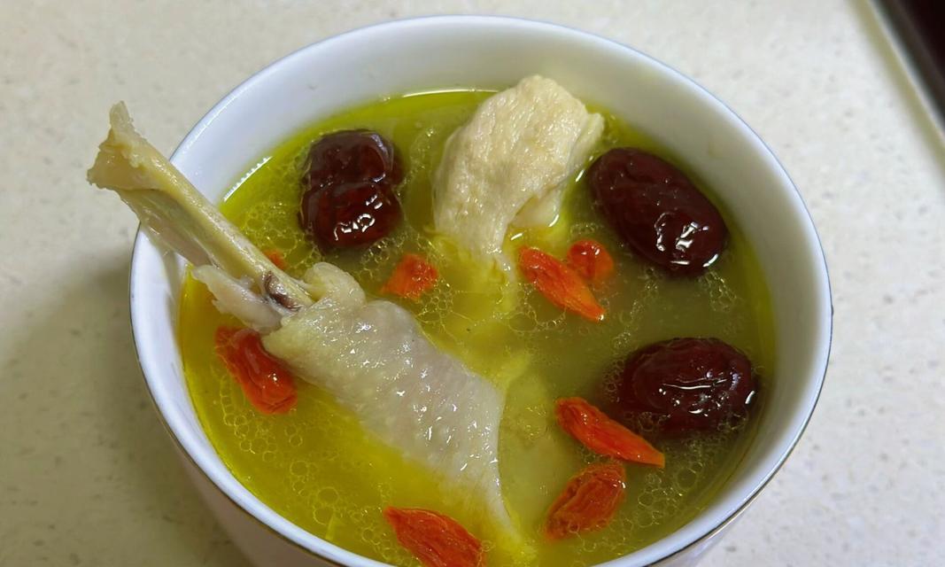 竹笙北菇老鸡汤，让你从里到外滋润养颜（健康饮食，从一碗老汤开始）-第2张图片-美味行家