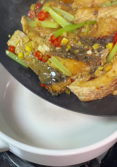 如何香煎草鱼，让你品尝鲜美佳肴（草鱼的好处与挑选技巧，香煎草鱼的小窍门）-第1张图片-美味行家