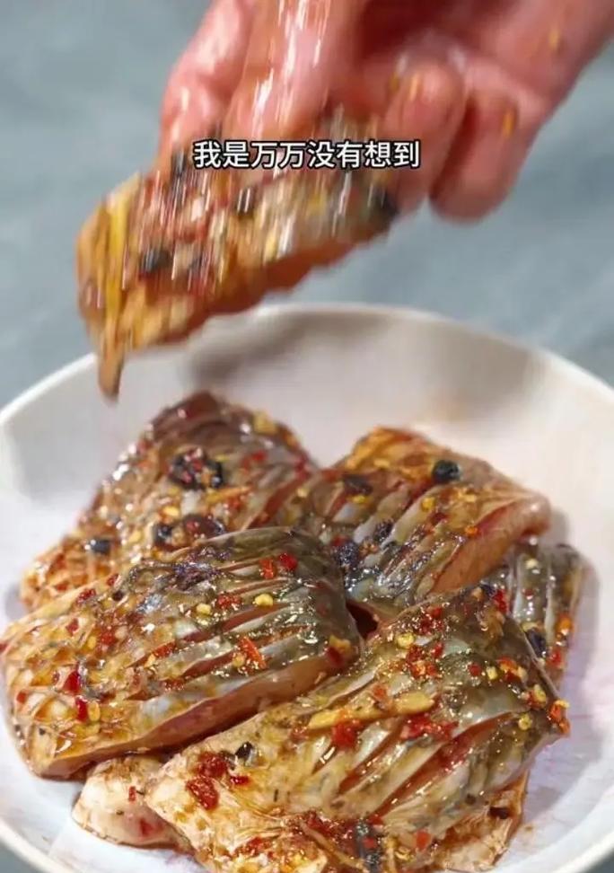 如何香煎草鱼，让你品尝鲜美佳肴（草鱼的好处与挑选技巧，香煎草鱼的小窍门）-第3张图片-美味行家