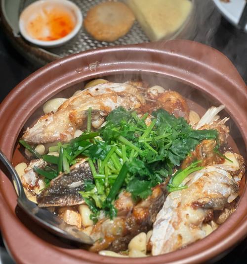 家常美食，鲜香鱼头炖粉皮-第3张图片-美味行家