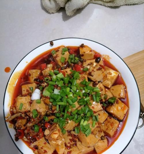 香辣炒豆腐的做法（辣味十足，清爽可口，让你欲罢不能的豆腐美食）-第2张图片-美味行家