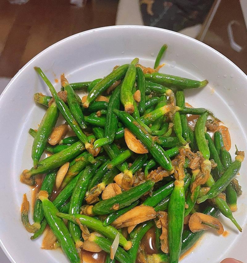 学会如何制作口感鲜美的扬州炒饭蒜蓉黄瓜（让你的家人朋友赞叹不已的厨艺）-第1张图片-美味行家