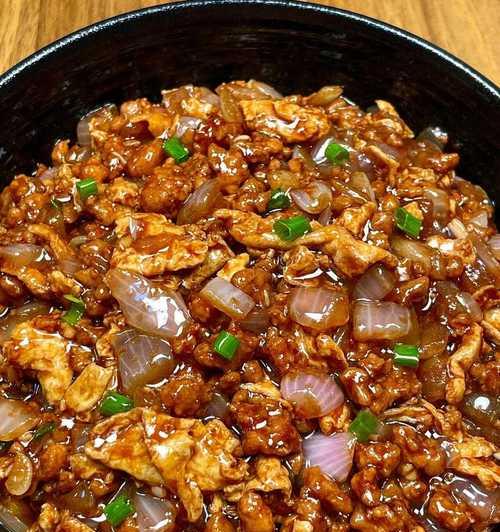 如何制作美味的洋葱圈煎蛋（教你轻松掌握制作技巧，美味不容错过）-第2张图片-美味行家