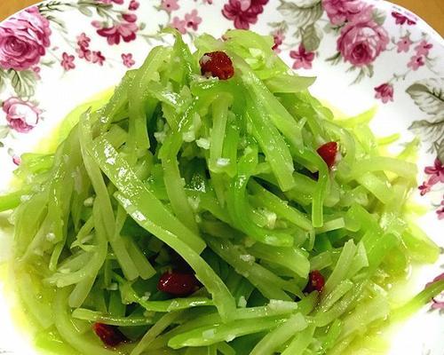香辣莴苣丝，清爽美味不容错过（独家秘方，让你做出更好吃的香辣莴苣丝）-第1张图片-美味行家