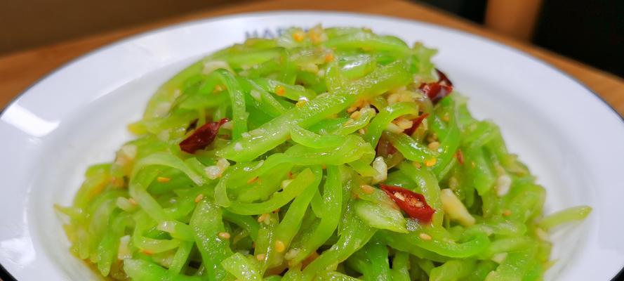 香辣莴苣丝，清爽美味不容错过（独家秘方，让你做出更好吃的香辣莴苣丝）-第3张图片-美味行家