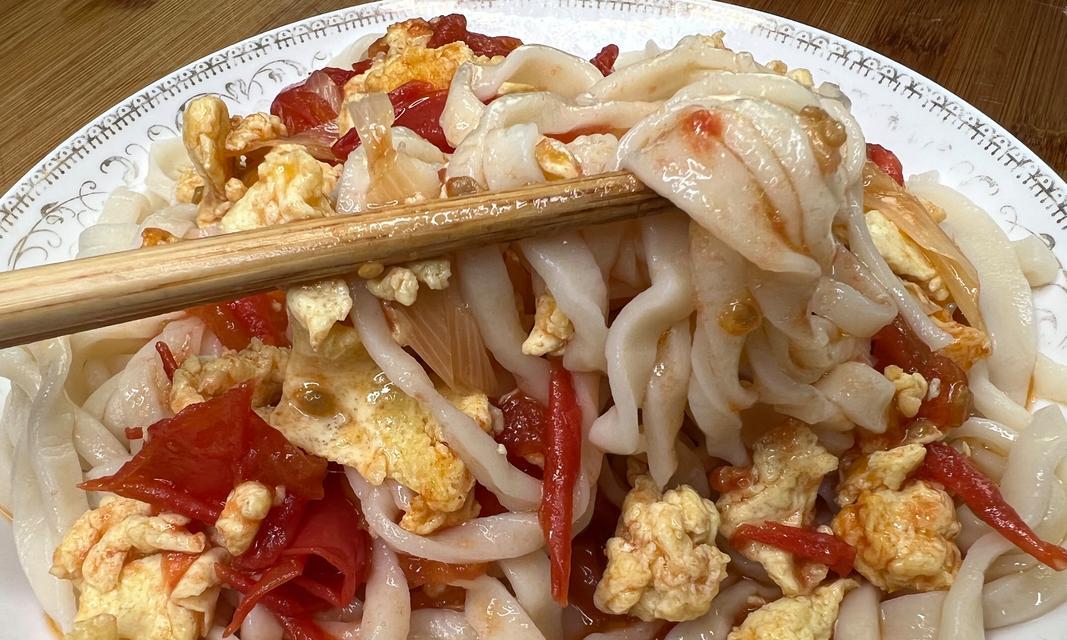 以西红柿凉面为主的清凉夏日美食（传统美味再升级，加入独特调味，打造健康美食，）-第1张图片-美味行家
