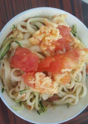 以西红柿凉面为主的清凉夏日美食（传统美味再升级，加入独特调味，打造健康美食，）-第3张图片-美味行家