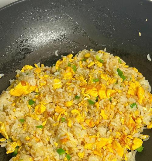 美味可口的蟹肉棒火腿肠蛋炒饭（简单易做的家庭美食）-第3张图片-美味行家