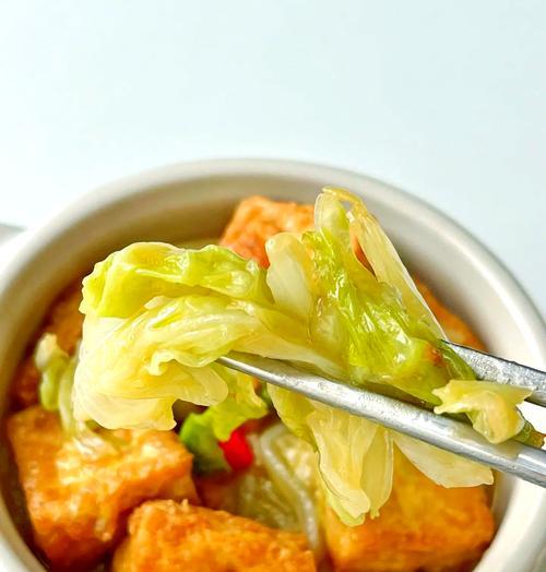 学会这道菜，让家人爱上素菜。土豆和白菜的完美组合，让你回味无穷。-第2张图片-美味行家