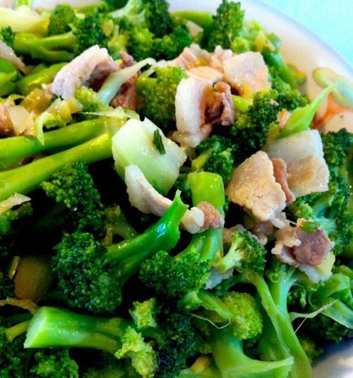 紫菜心炒肉片的做法（以新鲜紫菜心为主材，做一道美味清香的炒菜）-第3张图片-美味行家