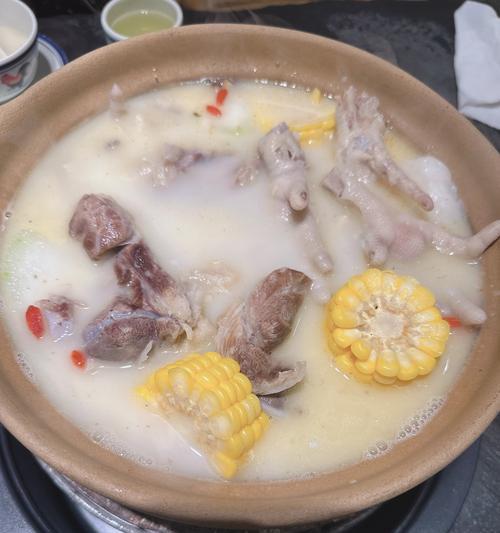 五指毛桃土茯苓猪骨汤——美味健康之选（传统食疗，补气养血，治疗贫血）-第3张图片-美味行家