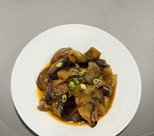 美味又健康的猪肉茄子煲（煲出香气扑鼻、营养均衡的一道菜）-第1张图片-美味行家