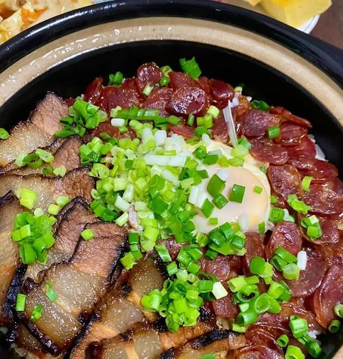熏肉香肠煲仔饭的制作（香浓肉味与米饭的完美结合，掌握这些技巧让你成为饭桶大佬）-第2张图片-美味行家