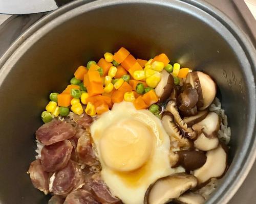 熏肉香肠煲仔饭的制作（香浓肉味与米饭的完美结合，掌握这些技巧让你成为饭桶大佬）-第1张图片-美味行家