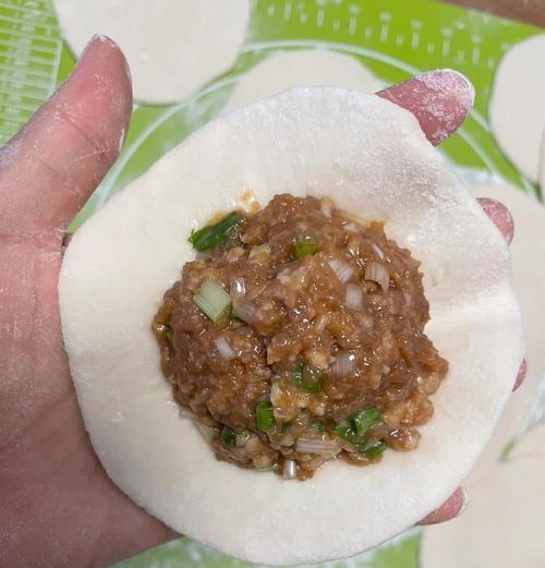 如何制作美味的小猪鲜肉包（口感松软，香气四溢，）-第1张图片-美味行家