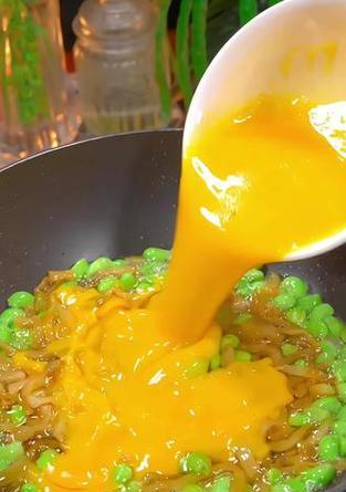 以榨菜煎鸡蛋，味道不一般！（榨菜煎鸡蛋的做法及口感体验）-第1张图片-美味行家