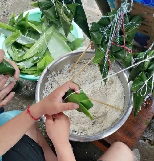 小枣糯米三角粽的制作方法（传统美食的新颖变化，让你品尝不一样的口感）-第3张图片-美味行家