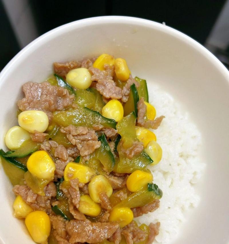 健康美味的碗豆玉米炒肉做法（丰富口感的家常餐桌佳品）-第3张图片-美味行家