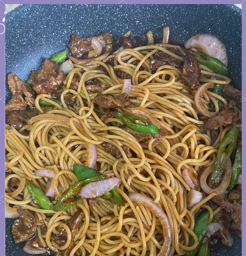 用料简单，味道绝佳——西红柿洋葱炒面的制作方法（从选材到烹制，教你做出一碗美味的西红柿洋葱炒面）-第2张图片-美味行家