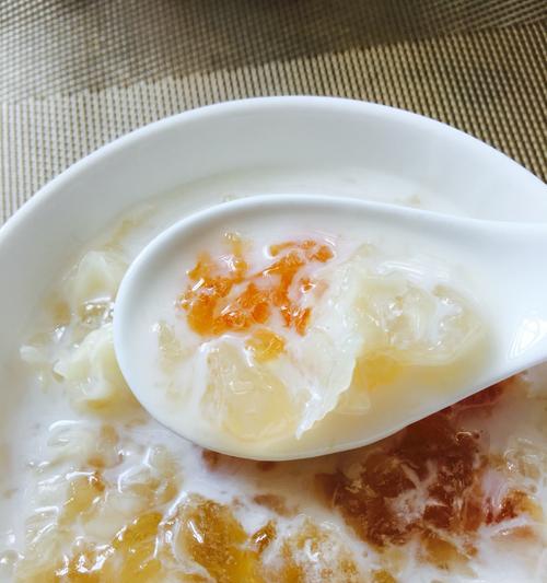 以雪燕桃胶炖牛奶的做法（让你的味蕾与身体一起享受）-第2张图片-美味行家
