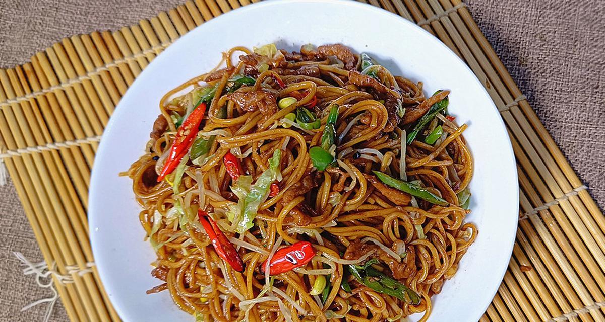 圆白菜肉丝炒面，美味又健康！（简单易学的家常菜，健康营养每一口。）-第1张图片-美味行家
