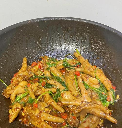 甜辣酱香卤鸡爪的家常制作（口感嫩滑，味道鲜美，营养丰富，一次制作多次享受）-第1张图片-美味行家