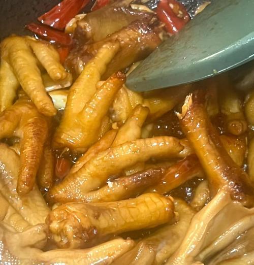 甜辣酱香卤鸡爪的家常制作（口感嫩滑，味道鲜美，营养丰富，一次制作多次享受）-第3张图片-美味行家
