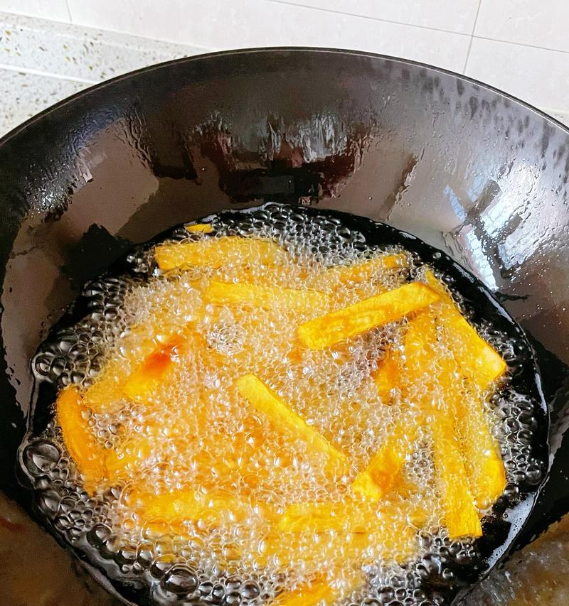 香脆诱人的红薯油条（用红薯制作香炸油条，营养美味又健康）-第2张图片-美味行家