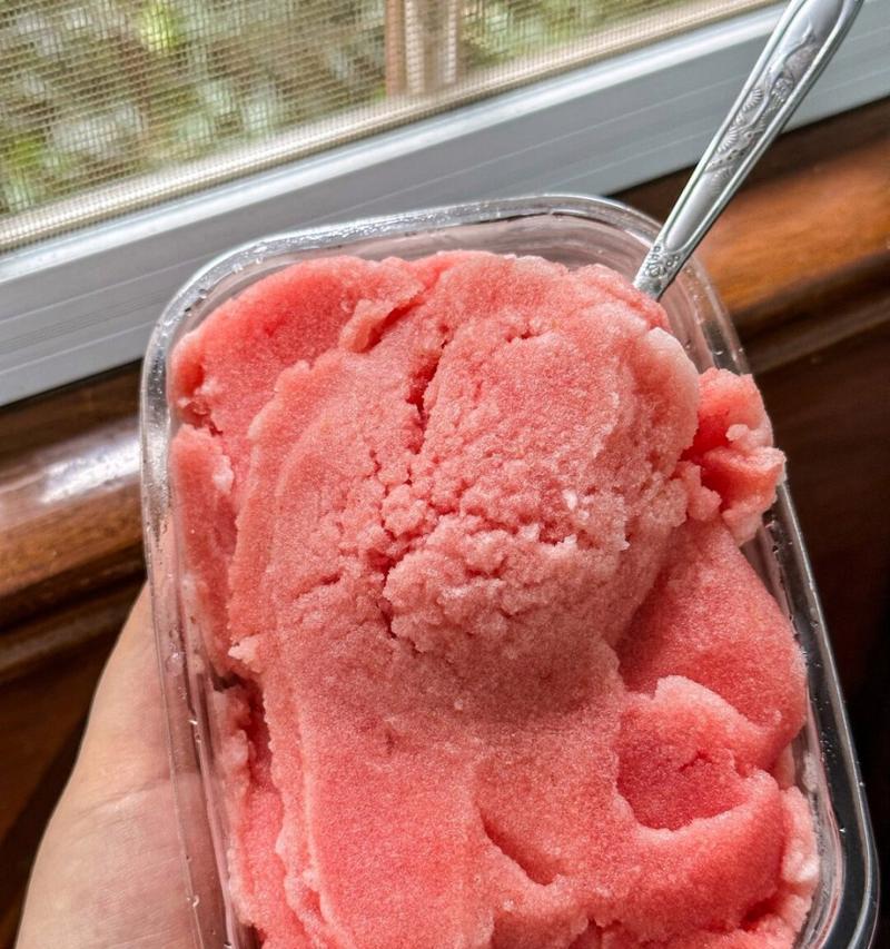 清凉夏日必备！自制以西瓜砂冰的完美做法（新鲜、美味、简单易学，让你在家也能享受夏日甜蜜）-第1张图片-美味行家