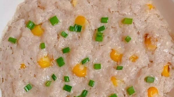 香煎鱼肉饼的制作方法（做出美味的鱼肉饼，轻松享受健康美食）-第3张图片-美味行家