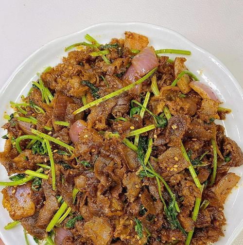 用彩椒炒出美味肥牛（中式烹饪法，让您的肉质鲜嫩可口）-第2张图片-美味行家