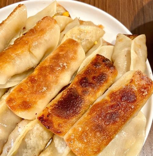 小白菜猪肉水饺的制作方法（教你如何制作美味可口的小白菜猪肉水饺）-第2张图片-美味行家