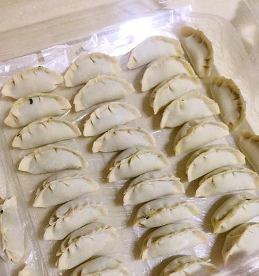 小白菜猪肉水饺的制作方法（教你如何制作美味可口的小白菜猪肉水饺）-第1张图片-美味行家