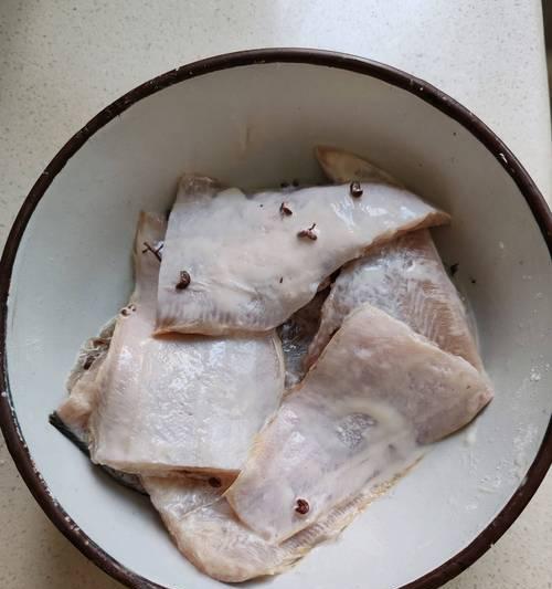 轻松做出美味的酥炸龙利鱼（自家烹饪，享受美食盛宴）-第1张图片-美味行家