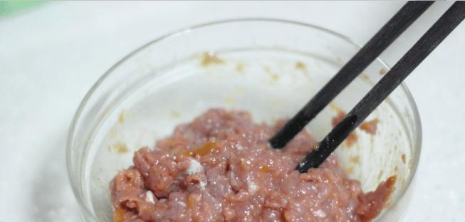 妙手烹制美味猪肉洋葱肉饼（做法简单易学，让你快速成为厨艺高手）-第3张图片-美味行家