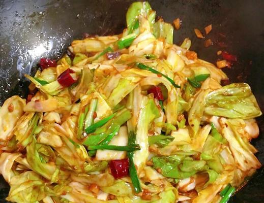 美味又营养，以肉炒卷心菜的做法（健康生活从餐桌开始）-第3张图片-美味行家