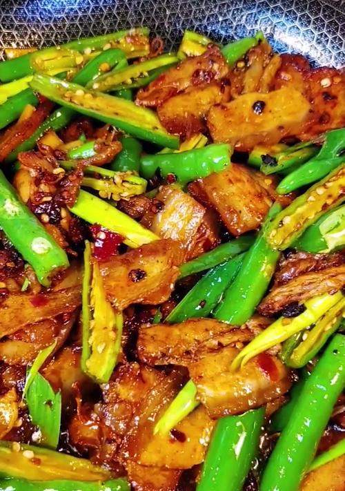 一口香辣扁豆小炒肉（健康美味家常菜，挑战你的味蕾）-第1张图片-美味行家