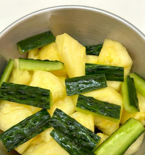 咸蛋黄凉拌黄瓜的美食体验（以咸蛋黄为调味，清爽爽口的黄瓜沙拉）-第2张图片-美味行家