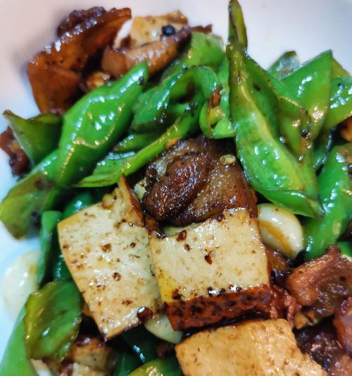 手撕包菜小炒肉，快手美味健康的家常菜（家常菜谱大全，手撕包菜小炒肉，美味清爽，下饭好伴侣！）-第2张图片-美味行家