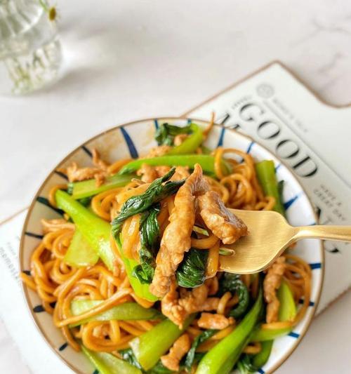 美味可口的孜然肉丝炒面（以孜然肉丝为主料，口感香辣鲜美的中式炒面）-第2张图片-美味行家