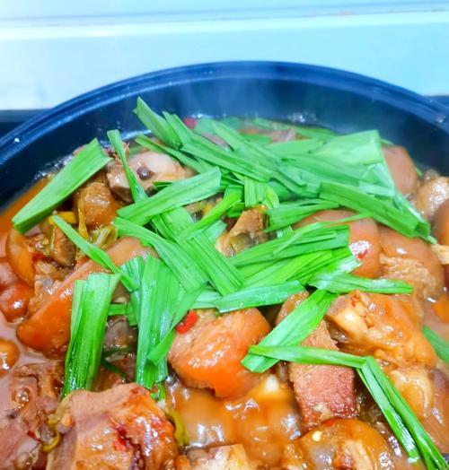 板栗莲藕煲猪脚，营养又美味（以板栗和莲藕为主要食材，搭配猪脚制成一道美味的营养菜品）-第3张图片-美味行家