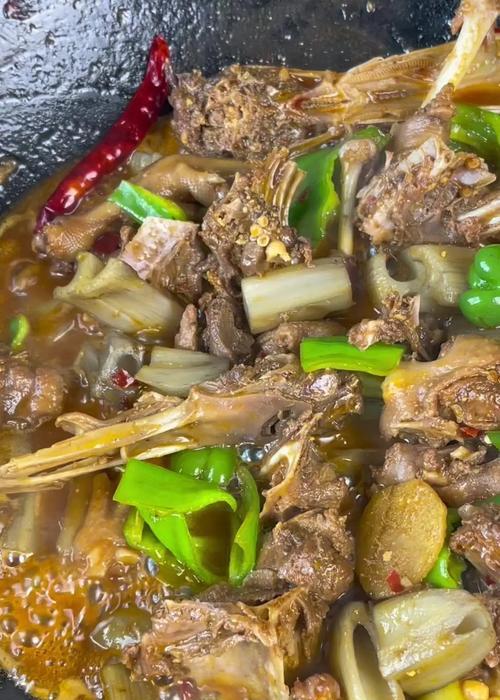 板栗玉米烧鸭，一道香味扑鼻的传统美食（细节决定味道，教你制作一份好吃的板栗玉米烧鸭）-第1张图片-美味行家