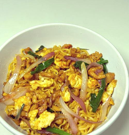 美味营养的早餐肉丝炒面做法（简单易学，让你每天早上都有好心情）-第1张图片-美味行家