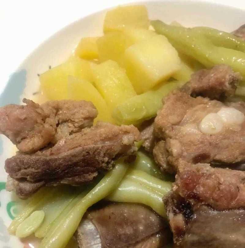 家常土豆芸豆炖肉的做法（一道温暖营养的家常菜）-第2张图片-美味行家