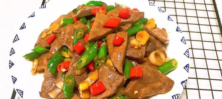 健康美味，鲜蔬炒猪肝的做法（以营养为先，口感迷人，让你爱上猪肝）-第3张图片-美味行家