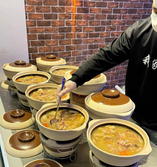 珍鲜菌鸡煲，营养美味的家常做法（滋补养生好去处，珍鲜菌鸡煲的独特之处）-第1张图片-美味行家