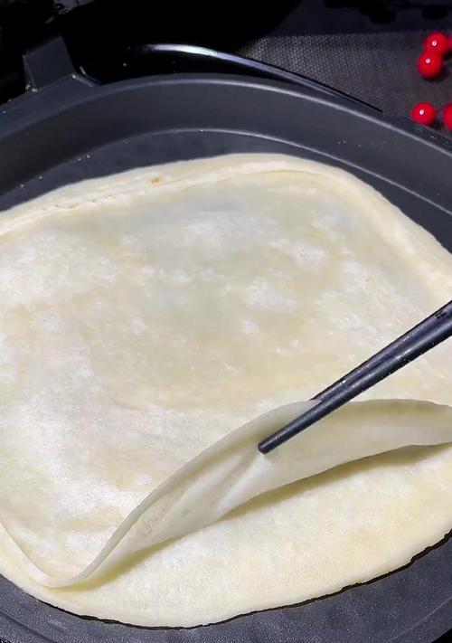 手把手教你制作薄如纸的春饼（从面团制作到烘焙，轻松做出口感酥脆的春饼）-第1张图片-美味行家